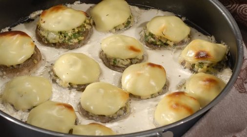 Шампиньоны, фаршированные куриным мясом