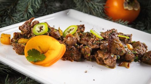Куриная печень с хурмой