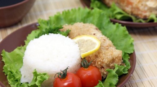 Кусочки жареной кеты в панировке из кунжута