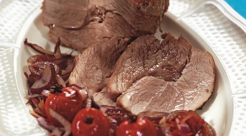 Запеченный в духовке окорок с луковым релишем