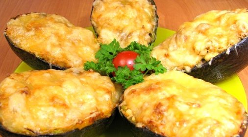 Авокадо, фаршированное куриным филе