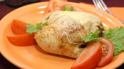 Фаршированный белыми грибами окорочок