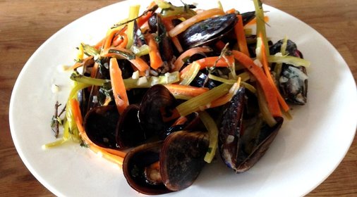 Мидии в сливочном соусе с овощами