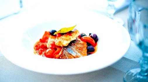 Сибас, припущенный с помидорами черри