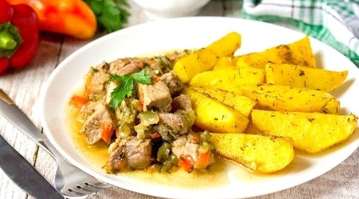 Свинина в огуречном рассоле с солёными огурцами и сладким перцем