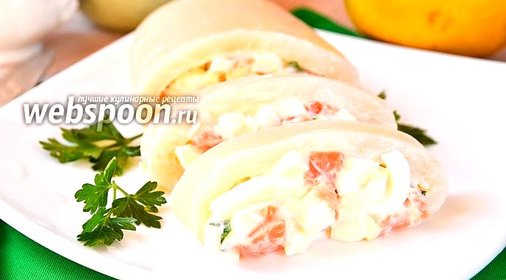 Кальмар фаршированный красной рыбой, петрушкой и яйцами