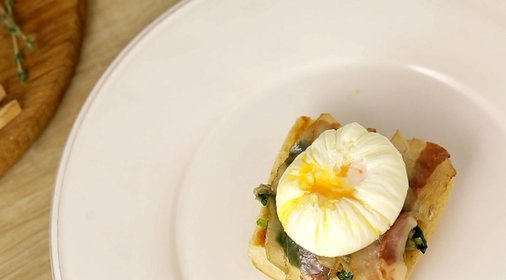 Яйцо пашот с белой спаржей и голландским соусом