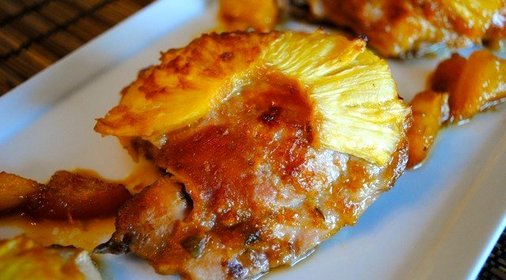 Ароматная курица, запеченая с ананасом и картофелем