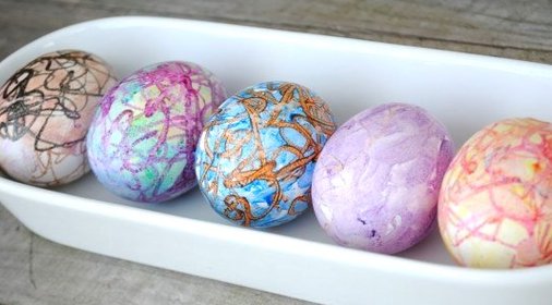 Яйца, крашенные восковыми мелками