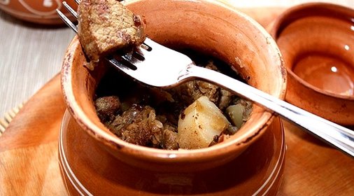 Картофель в горшочках со свининой