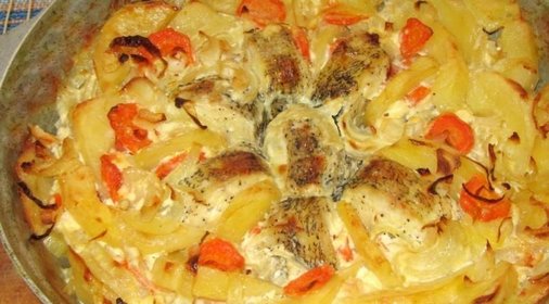 Щука с картошкой в духовке со сметаной