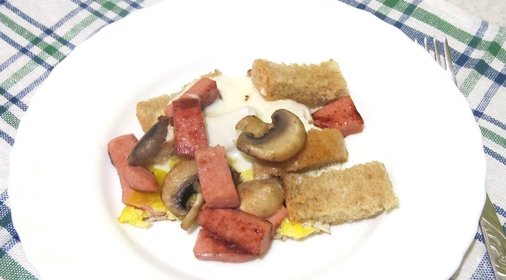 Жареные яйца с колбасой и грибами