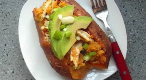 Сладкий картофель, фаршированный авокадо и орехом пекан