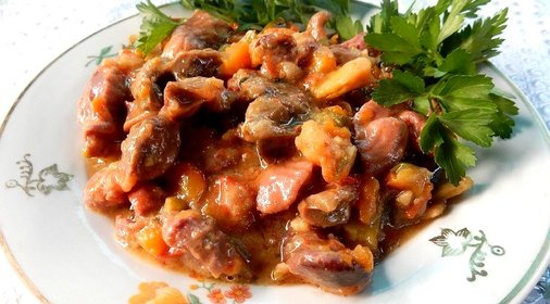 Куриные желудки с бобами и овощами в мультиварке