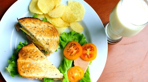 Сэндвич с колбасой