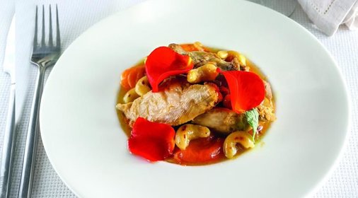 Тажин из цесарки с абрикосами и лепестками роз