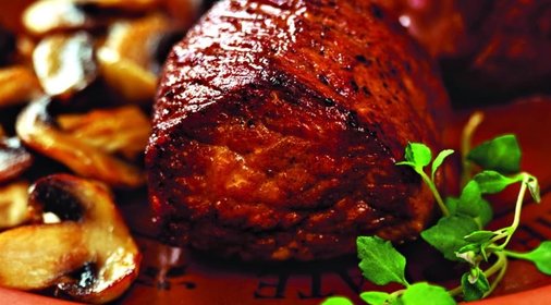 Косуля по-охотничьи с брусничным соусом