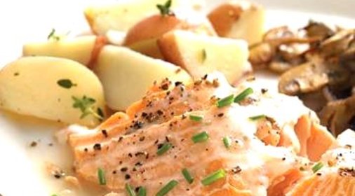 Запеченный лосось с винным соусом