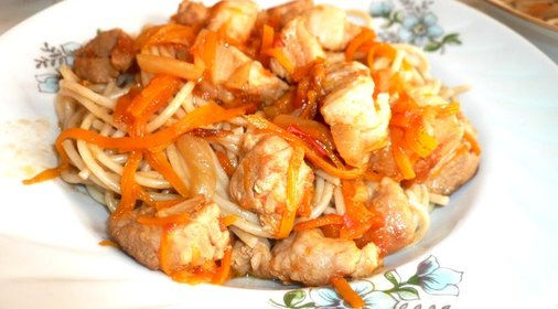 Свинина острая тушеная с морковью и помидорами