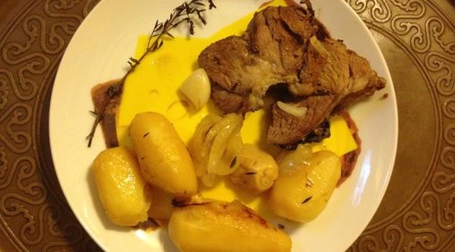 Нога ягненка с чесноком и пряными травами