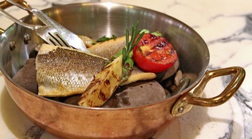 Филе сибаса, приготовленное на камнях