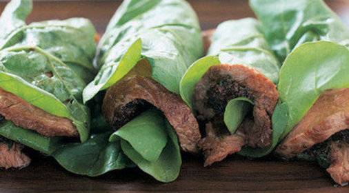 Молодая баранина и оливки каламата в листьях эруки