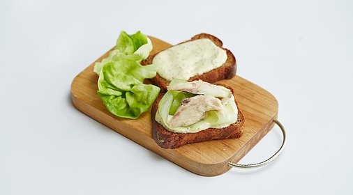 Сэндвич со скумбрией и горчичной заправкой