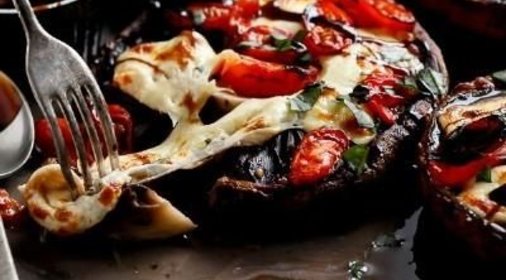 Шампиньоны с помидорами и чесночным маслом