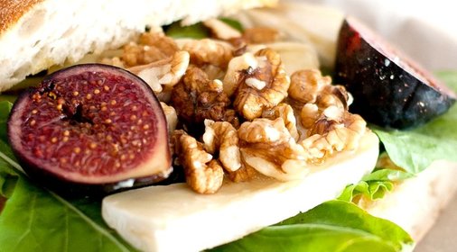 Утренний сэндвич с камамбером и инжиром