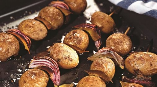 Молодой картофель на шпажках