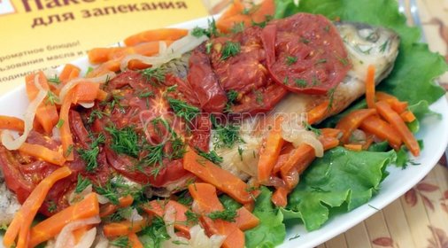 Язь запеченный с овощами