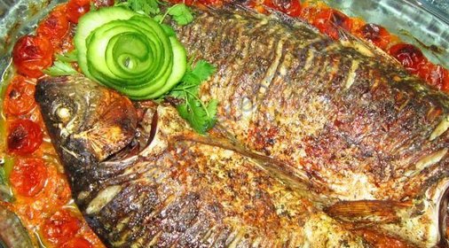 Запеченный карп на подушке из лука и моркови