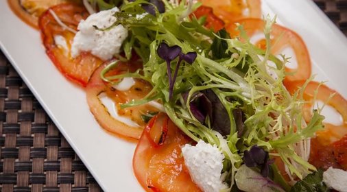 Карпаччо из томатов с мятным миксом и рикотта