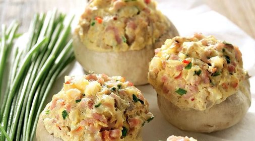 Шляпки шампиньонов с креветками и ветчиной