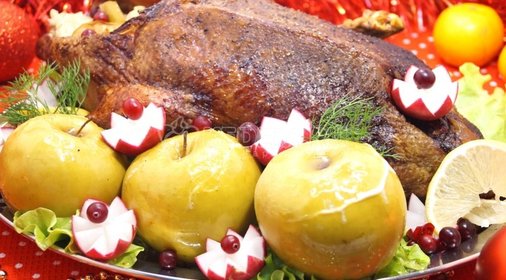 Запеченная утка с яблоками