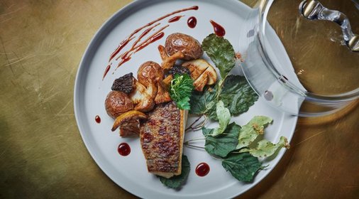 Речная форель на гриле с липой и лесными грибами