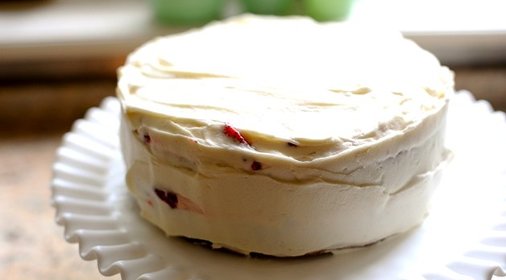Бисквитный торт со сметанным кремом и клубникой