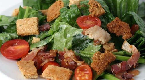 Салат с шпинатом, беконом и крутонами