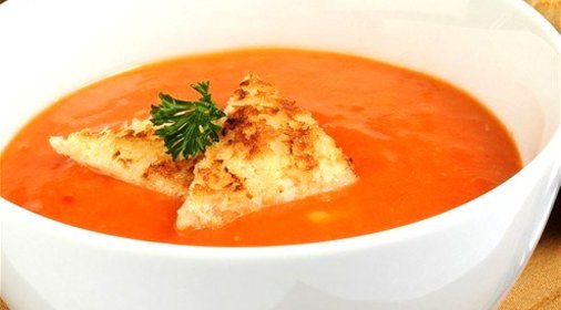 Холодный суп из красных перцев с базиликом и крутонами