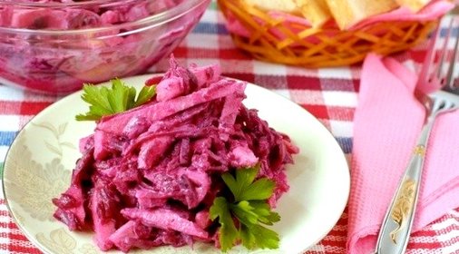 Яблочно-свекольный салат с хреном и корицей