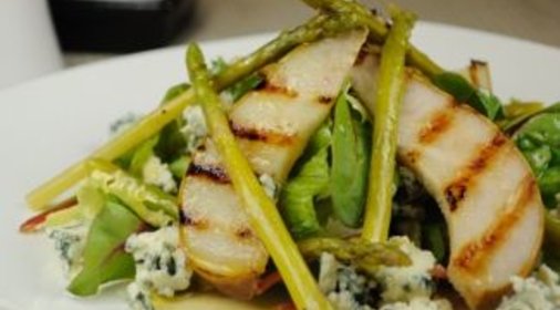Салат с грушей гриль и спаржей