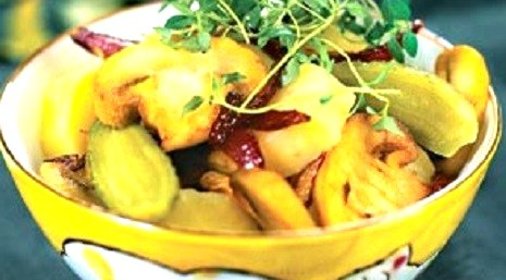 Картофельный салат с солеными огурцами и грибами