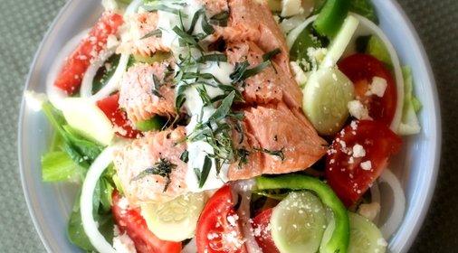 Греческий салат с семгой