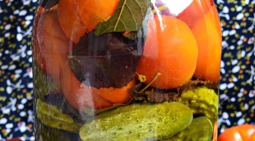 Ассорти из огурцов и помидоров с базиликом на зиму