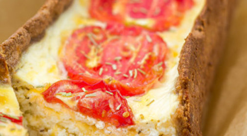 Творожный киш с сыром и помидорами