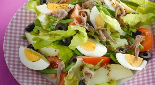 Средиземноморский салат с анчоусами