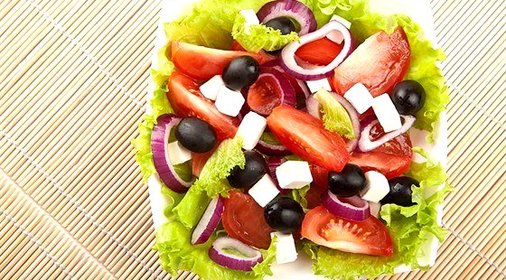 Греческий салат с оливковым маслом