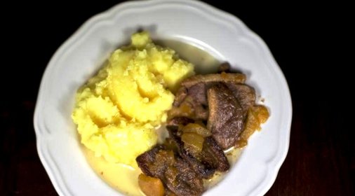 Тушеное мясо утки с яблоками