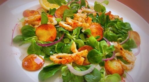 Салат с кальмарами и картофельными чипсами с медово-лимонной заправкой
