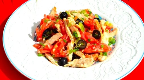 Салат из курицы с оливками и помидорами